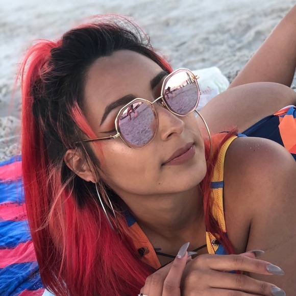 Meet your Posher, Liz - Picture 1 of 1